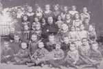 Schulfoto Eschen 1913 mit Pfarrer Wilhelm Wösle